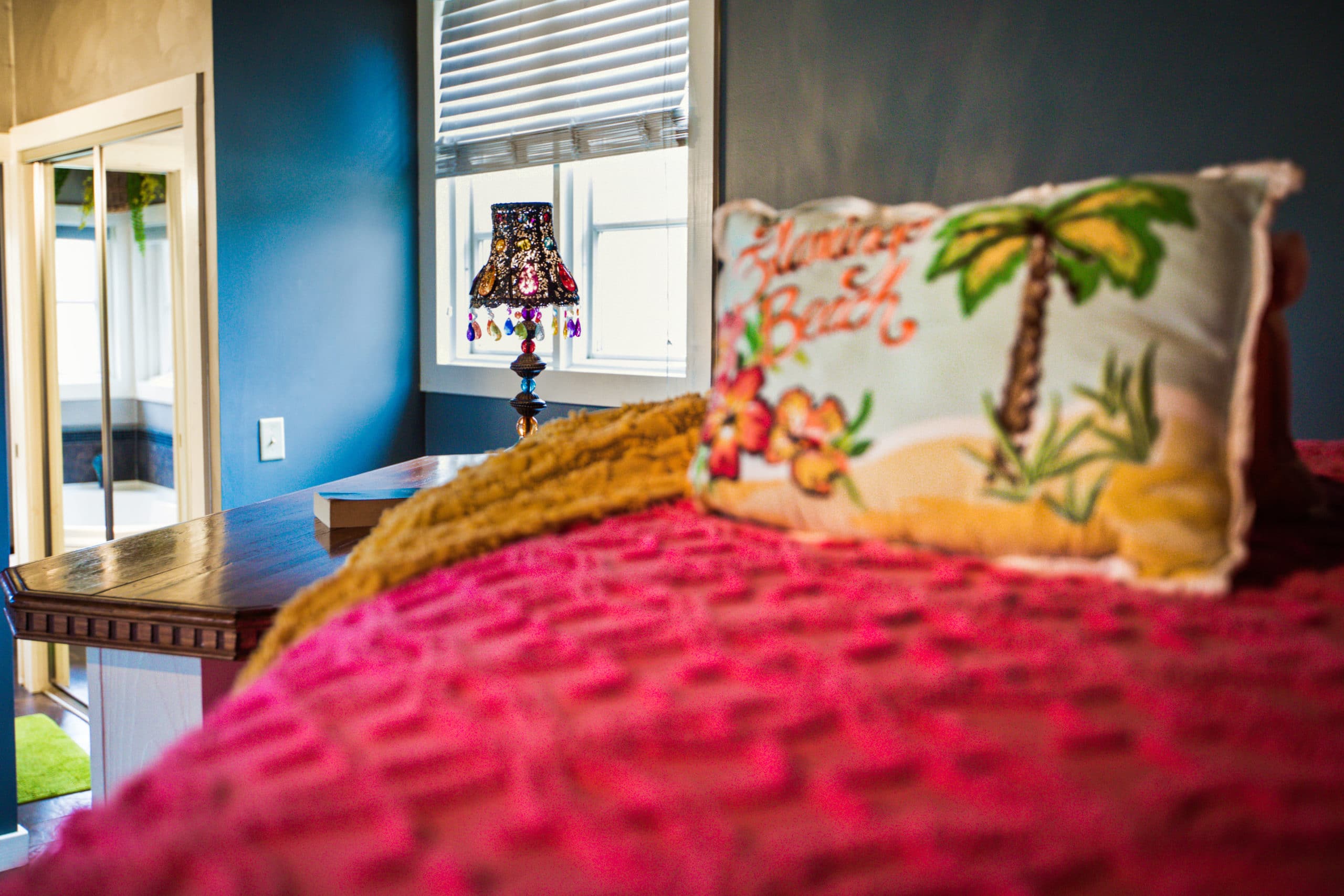 rivers-bend-cabin-02-romantic-retreat-bedroom-pink-blanket-scaled