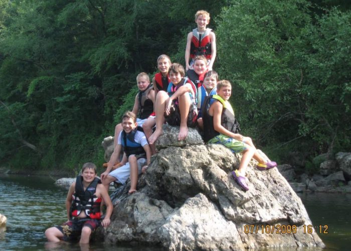 rivers-bend-kids-on-rock